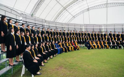 รศ.ดร.ณัฐธนนท์ หงส์วริทธิ์ธร คณบดี พร้อมทีมผู้บริหาร และคณาจารย์ ร่วมถ่ายภาพหมู่ และแสดงความยินดีกับบัณฑิต ประจำปีการศึกษา 2562 และ 2563