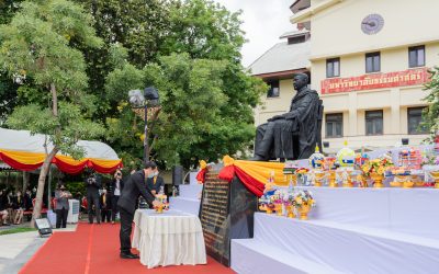 รศ.ดร.ณัฐธนนท์ หงส์วริทธิ์ธร คณบดีคณะวิทยาศาสตร์และเทคโนโลยี ร่วมวางพานพุ่ม เนื่องในวันคล้ายวันเกิดของศาสตราจารย์ ดร.ปรีดี พนมยงค์